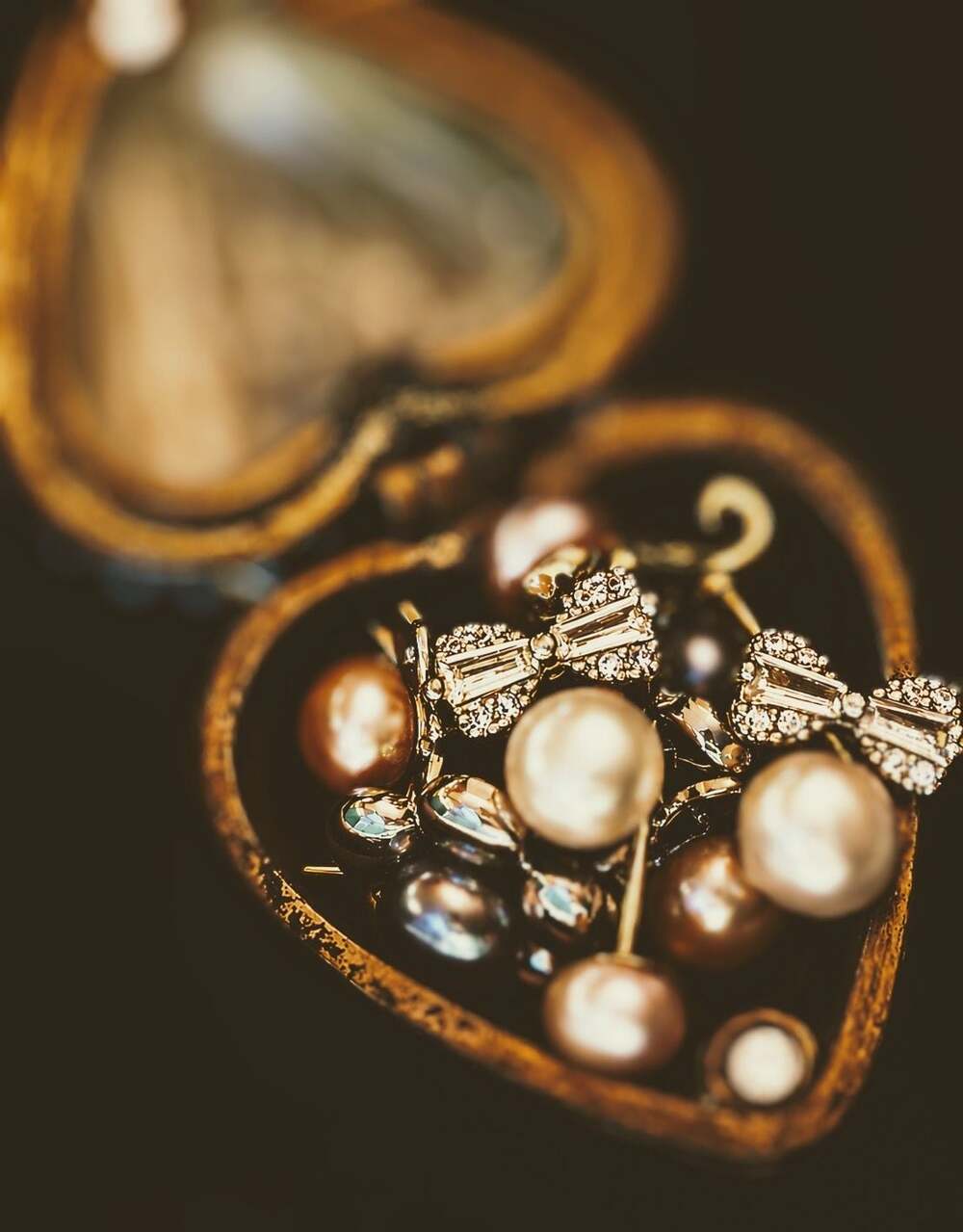 Coquette Inspired | 5 Pairs of 925 Silver Pearl Earrings & Porcelain Trinket Box